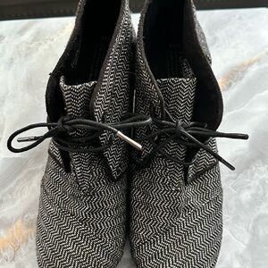 TBlack and White Herringbone Lace-Up Shoes